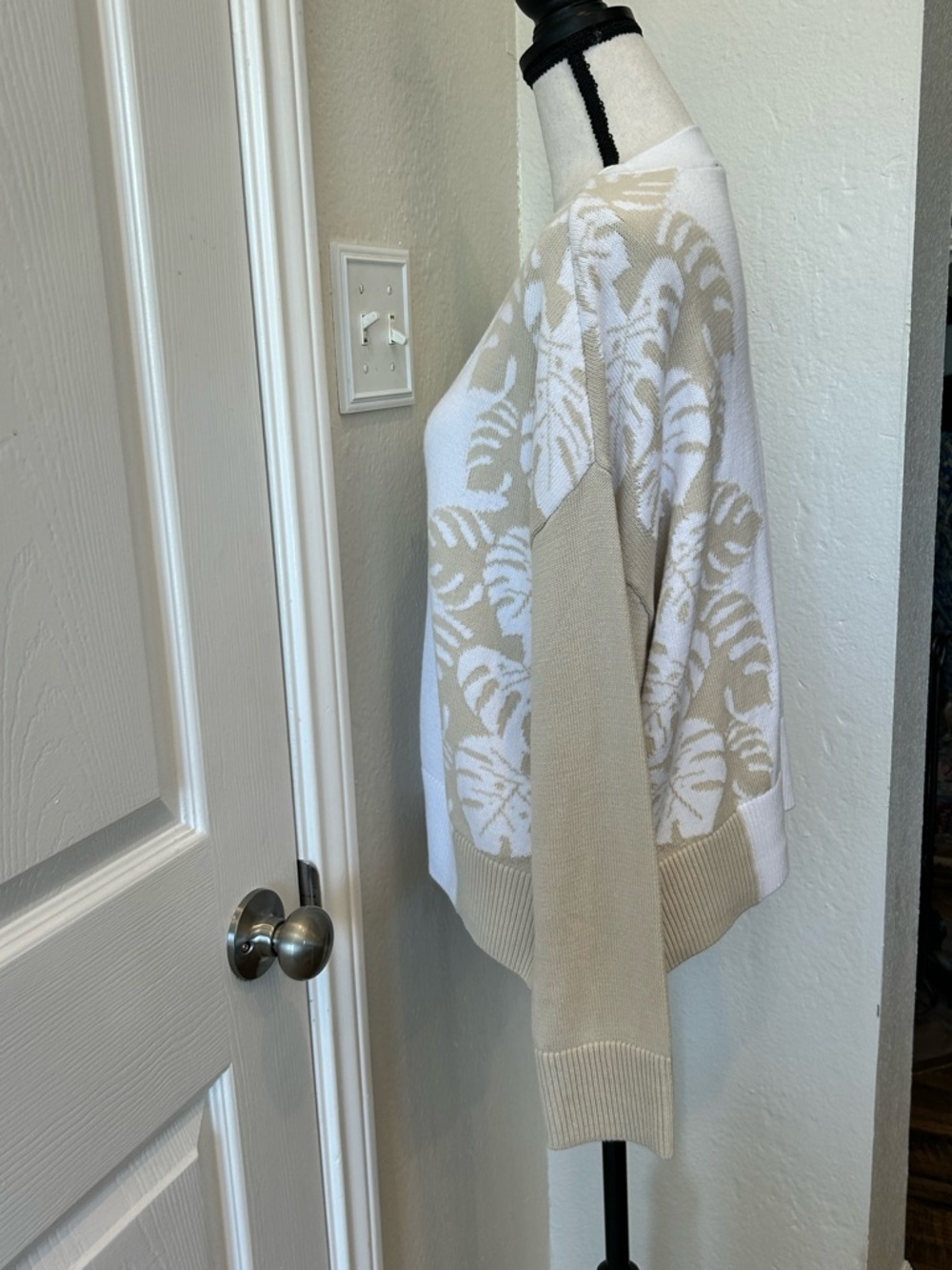 Talbots V-Neck Cardigan Size Large Placed Leaf Pattern - Picture 8 of 16